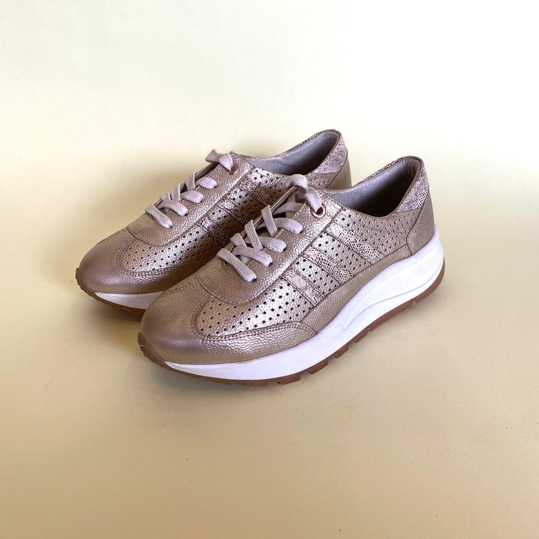 TENIS EN CUERO COLOR ORO ATRACTIVO
