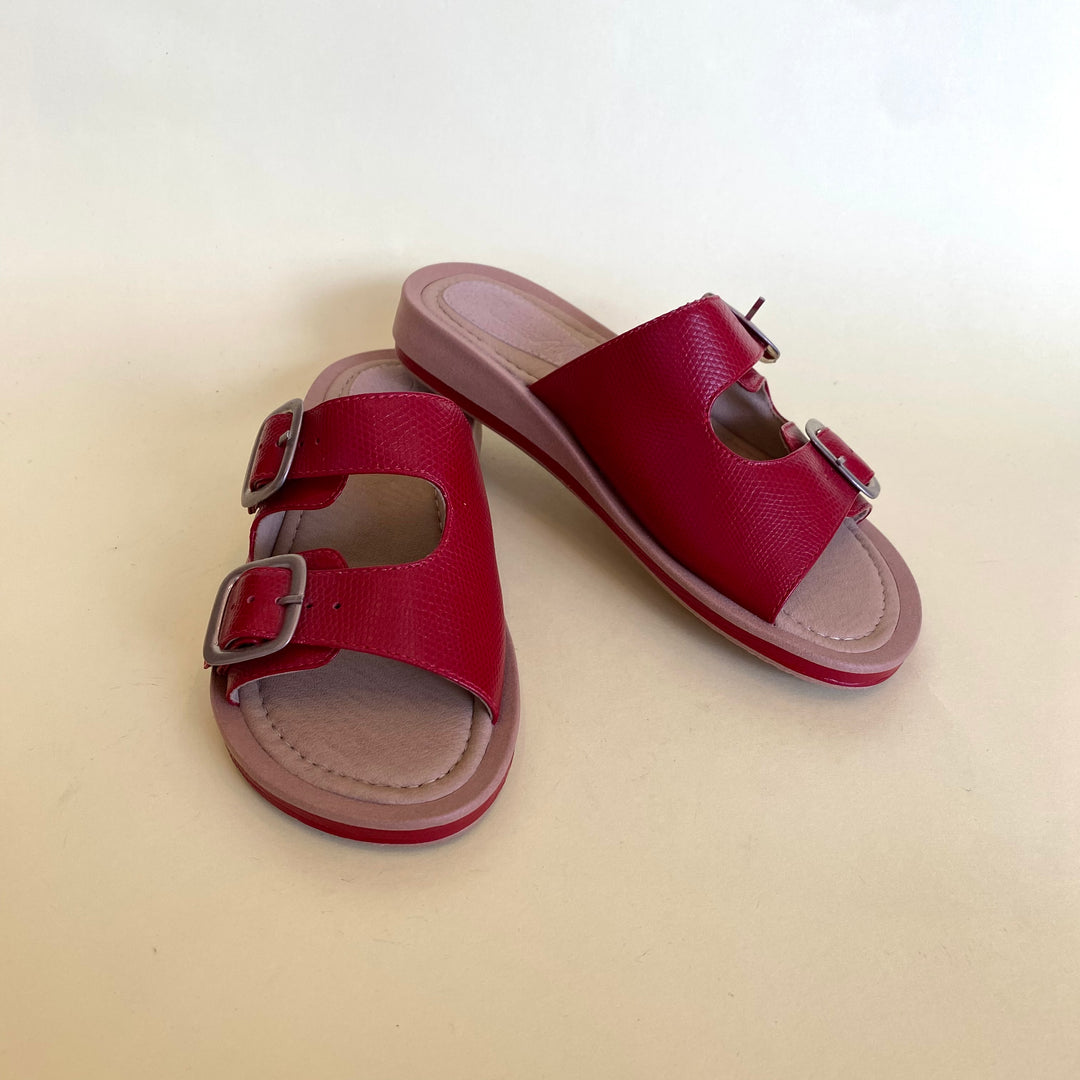 SANDALIA PLANA EN CUERO COLOR ROJO ELEGANTE