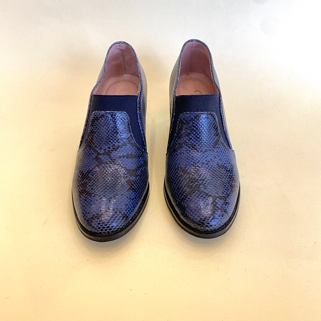 BOTA EN CUERO COLOR AZUL ELEGANTE