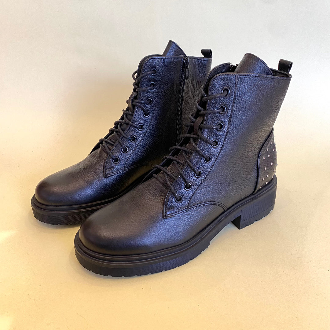 BOTA EN CUERO COLOR NEGRO POLIFACÉTICO