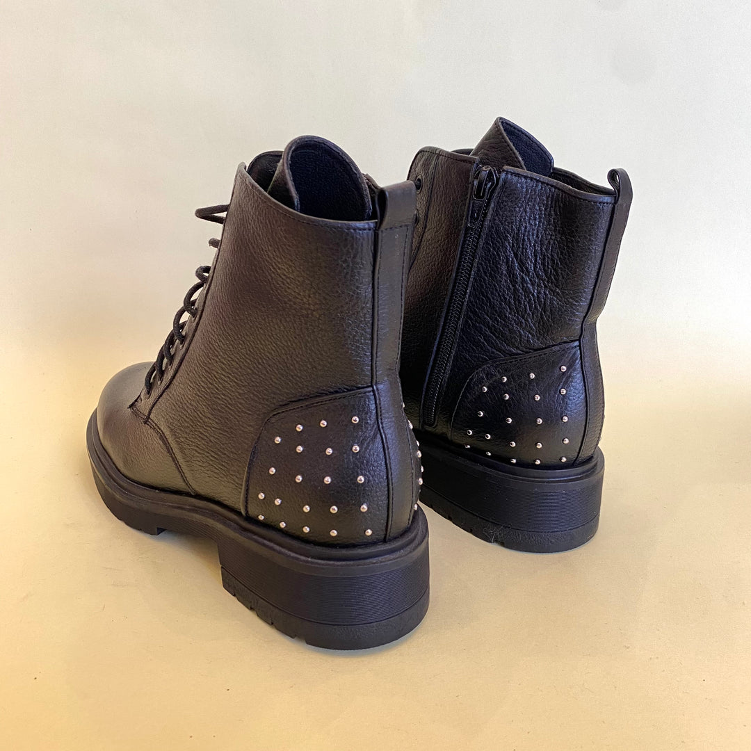 BOTA EN CUERO COLOR NEGRO POLIFACÉTICO