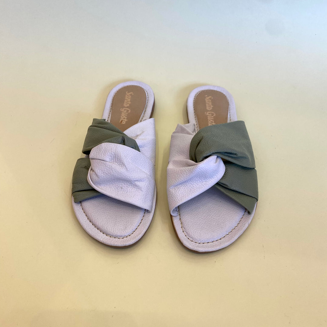 SANDALIA PLANA EN CUERO COLOR BLANCO X VERDE