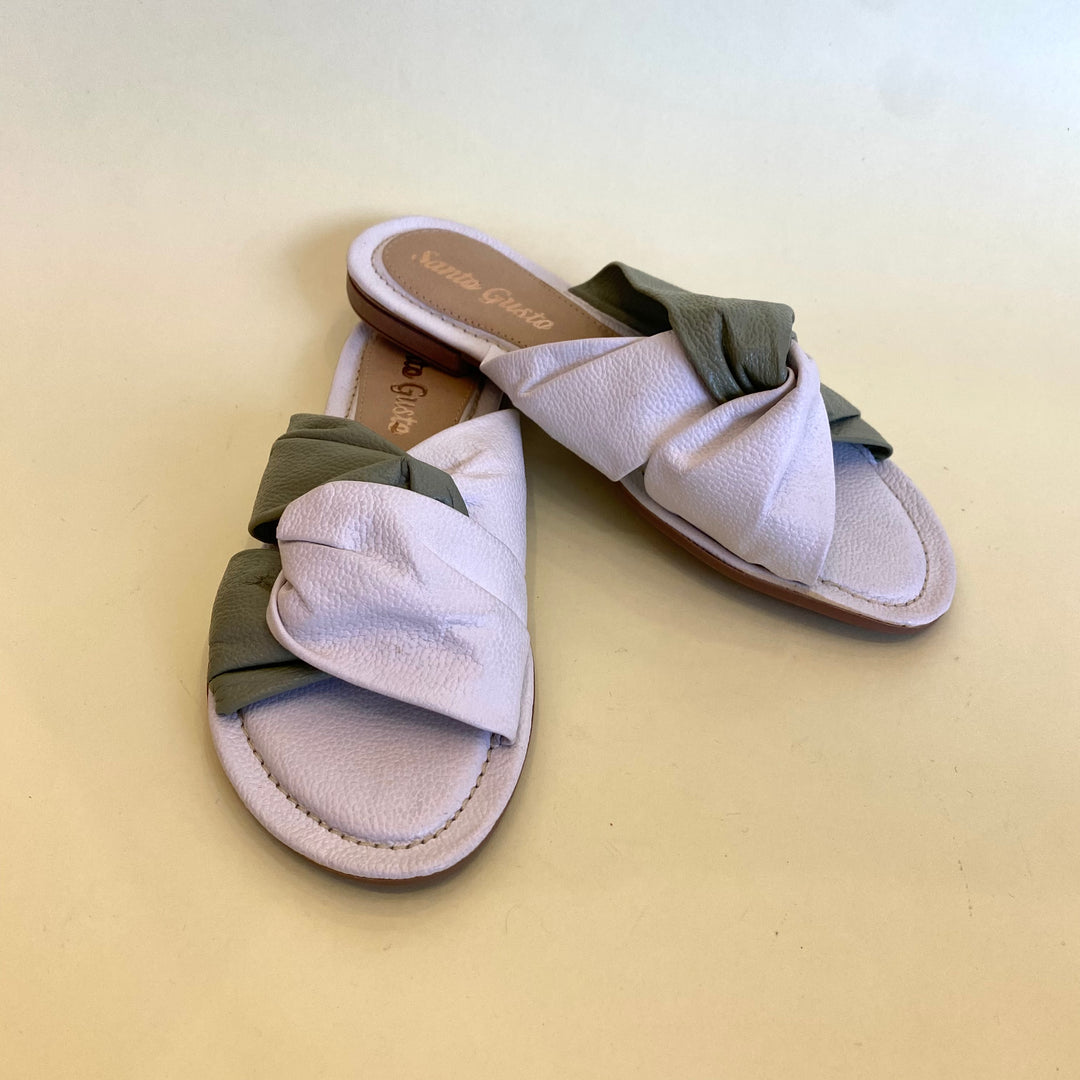 SANDALIA PLANA EN CUERO COLOR BLANCO X VERDE