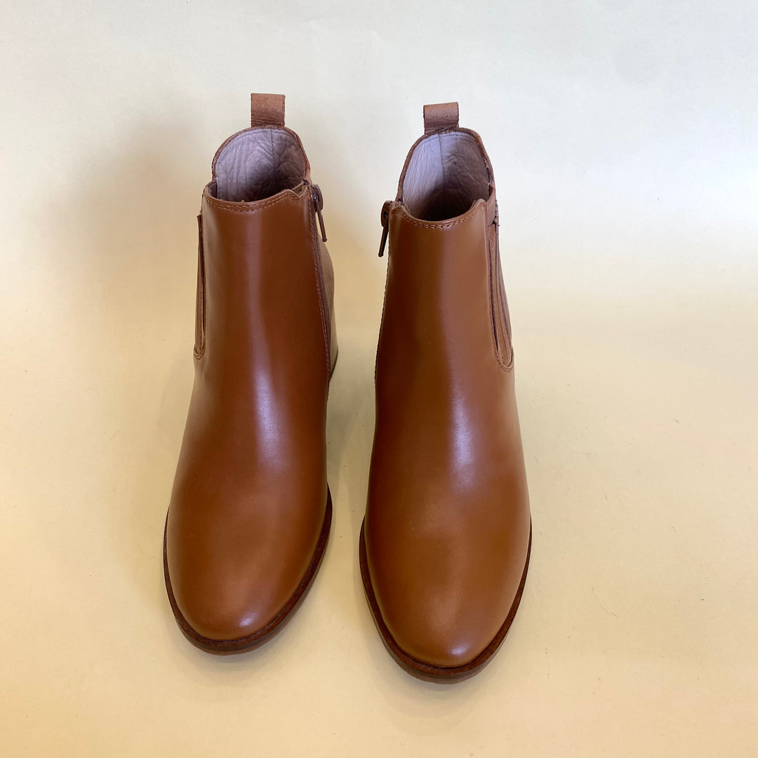 BOTA EN CUERO COLOR MIEL MODERNO