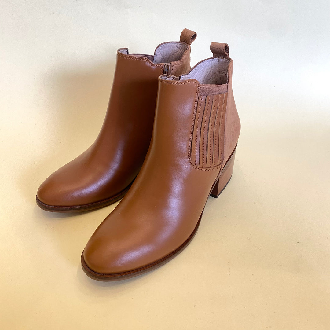 BOTA EN CUERO COLOR MIEL MODERNO