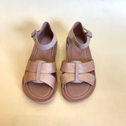 SANDALIA EN CUERO COLOR ORO X TAUPE