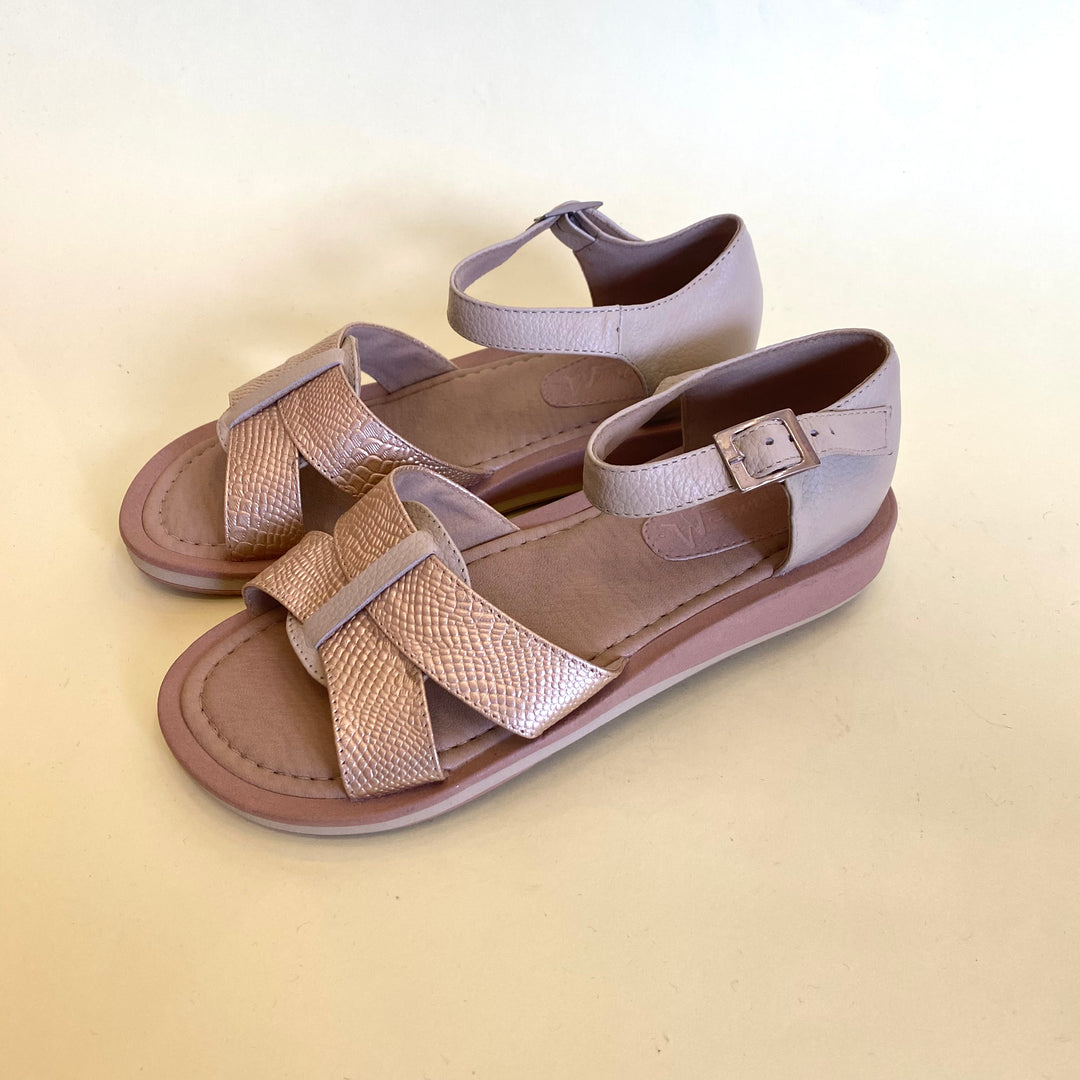 SANDALIA EN CUERO COLOR ORO X TAUPE