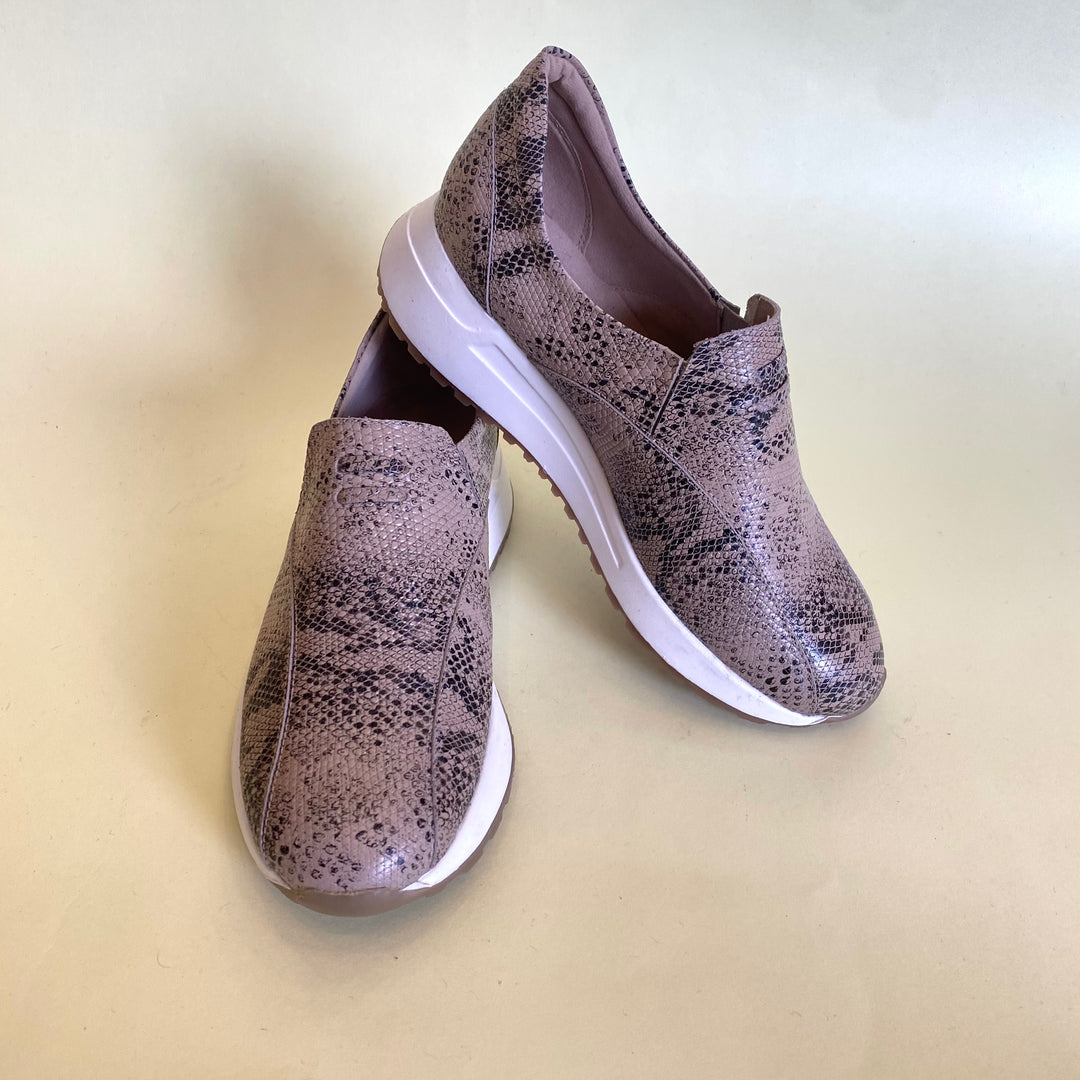 TENIS EN CUERO COLOR PITÓN BEIGE