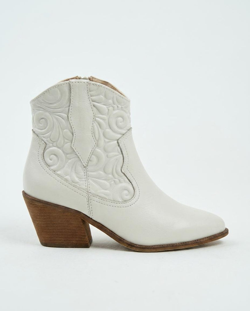 BOTA EN CUERO COLOR BLANCO HUESO CLÁSICO