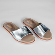 SANDALIA PLANA EN CUERO COLOR PLATA INNOVADOR
