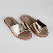 SANDALIA PLANA EN CUERO COLOR ORO DISTINTIVO