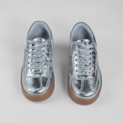 TENIS EN CUERO COLOR PLATA DISTINTIVO