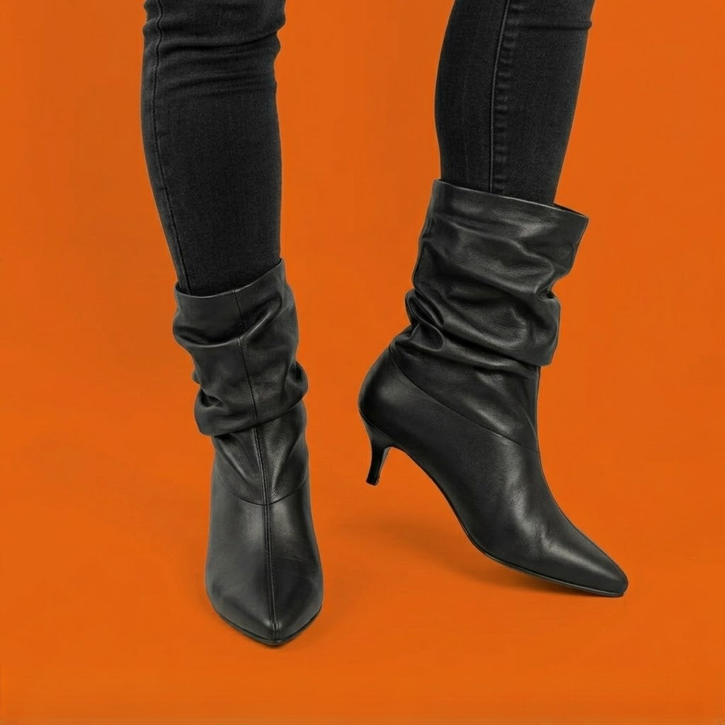 BOTA EN CUERO COLOR NEGRO EMBLEMA