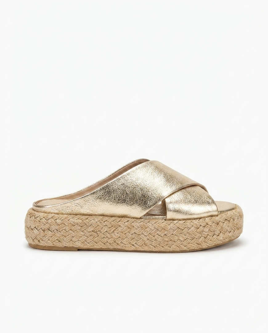 YUTE SANDALIA EN CUERO COLOR DORADO