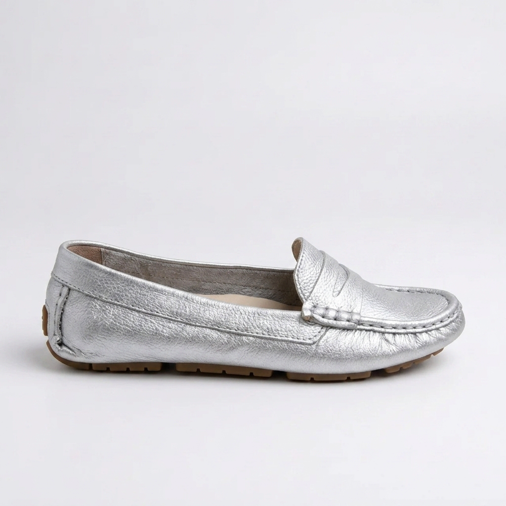 MOCASÍN EN CUERO COLOR PLATA ELEGANTE