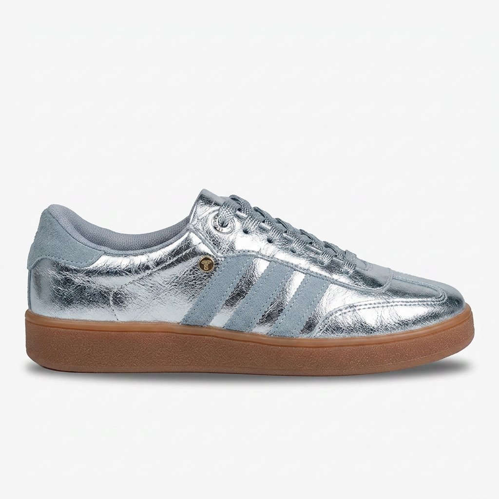 TENIS EN CUERO COLOR PLATA DISTINTIVO