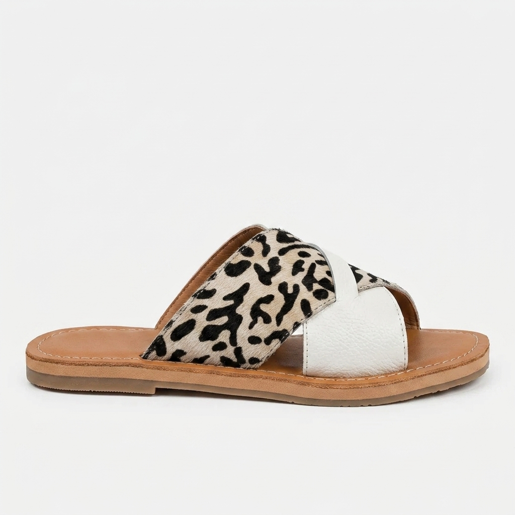 SANDALIA PLANA EN CUERO COLOR BEIGE X ANIMAL PRINT