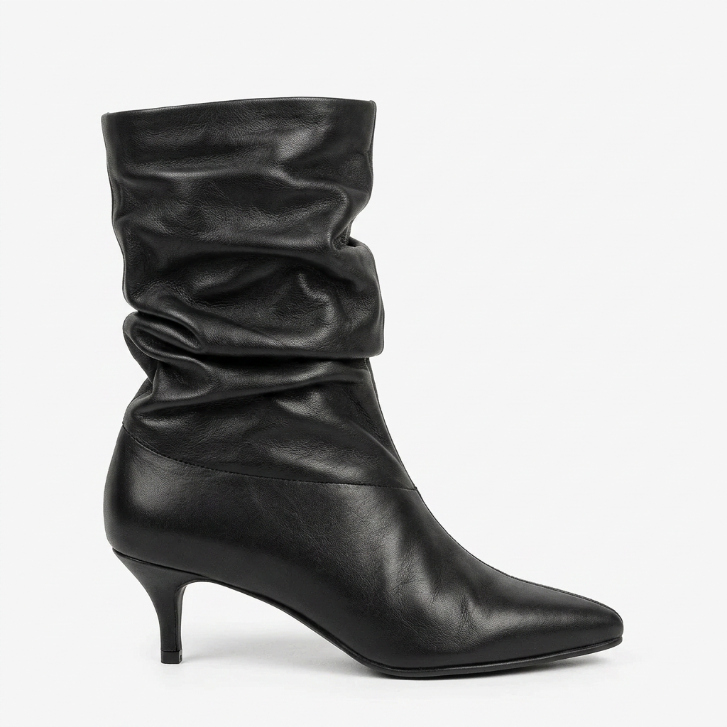 BOTA EN CUERO COLOR NEGRO EMBLEMA
